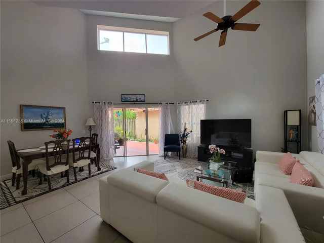 1352 Seagrape Cir, Weston FL 33326