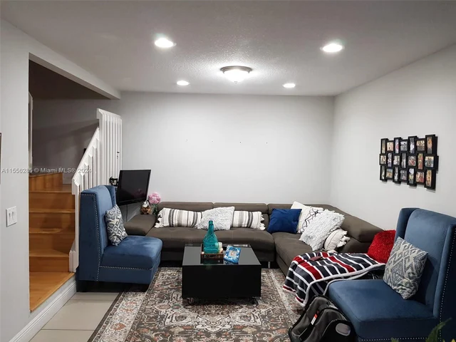 1352 Seagrape Cir, Weston FL 33326