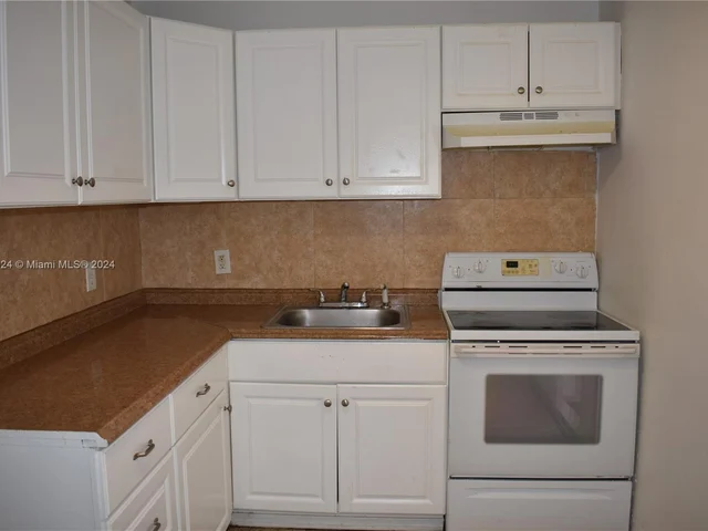 43 SW 10th St # 2W, Dania Beach FL 33004