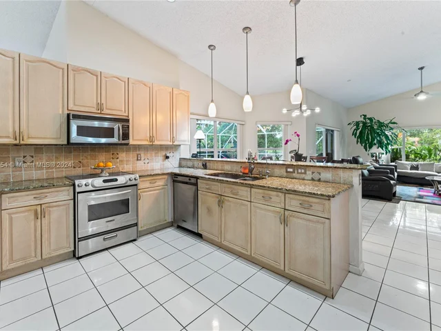 460 NW 110th Ave, Plantation FL 33324