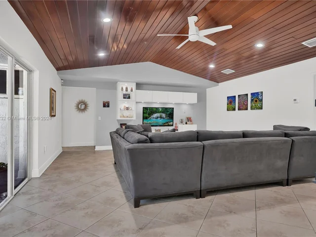 10045 SW 124th St, Miami FL 33176