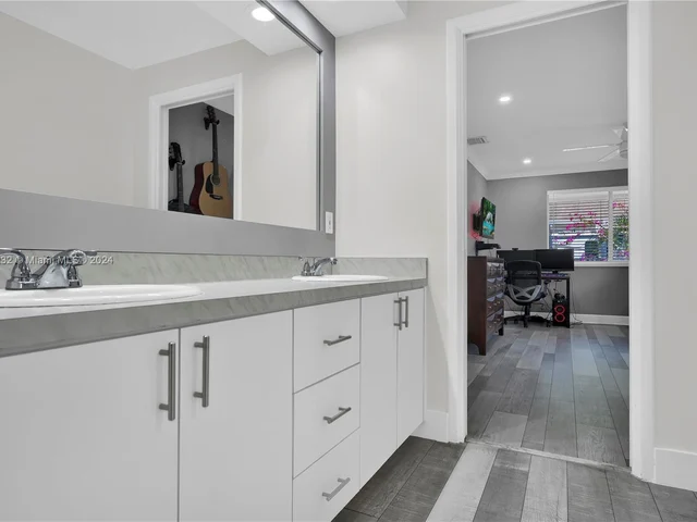 10045 SW 124th St, Miami FL 33176