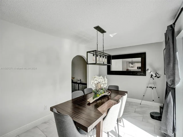 9841 NW 9th Ct, Plantation FL 33324