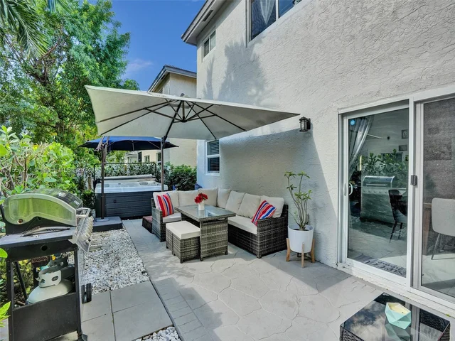 9841 NW 9th Ct, Plantation FL 33324