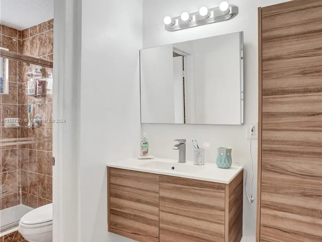 9841 NW 9th Ct, Plantation FL 33324