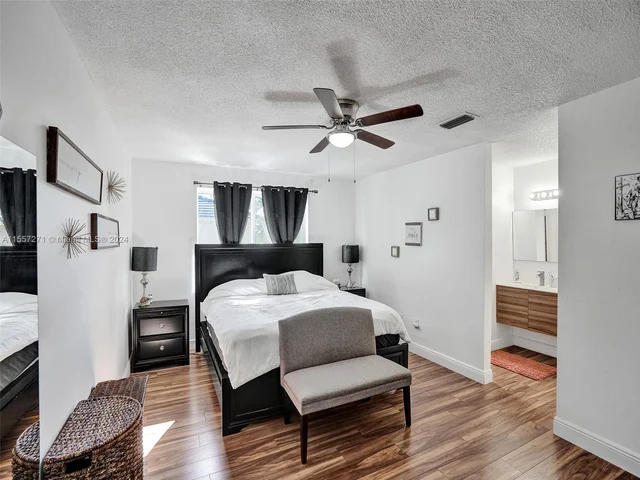 9841 NW 9th Ct, Plantation FL 33324