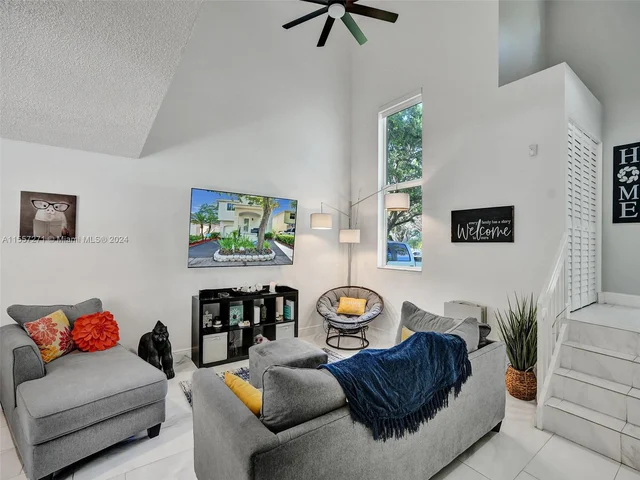 9841 NW 9th Ct, Plantation FL 33324