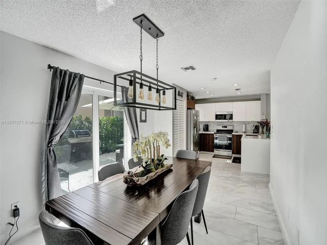 9841 NW 9th Ct, Plantation FL 33324