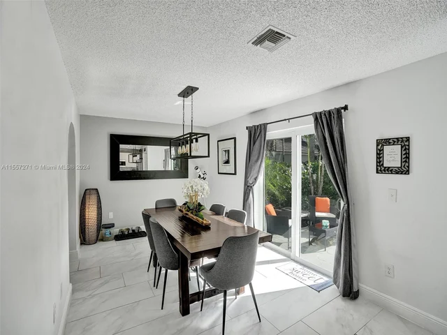 9841 NW 9th Ct, Plantation FL 33324