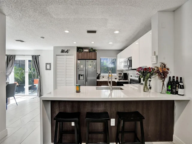 9841 NW 9th Ct, Plantation FL 33324