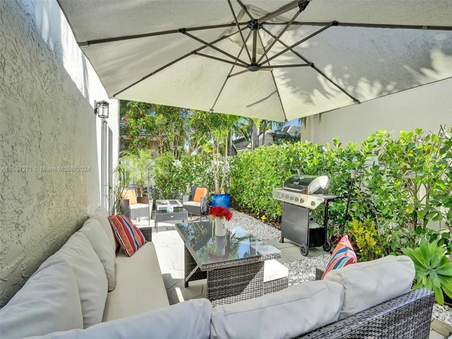 9841 NW 9th Ct, Plantation FL 33324