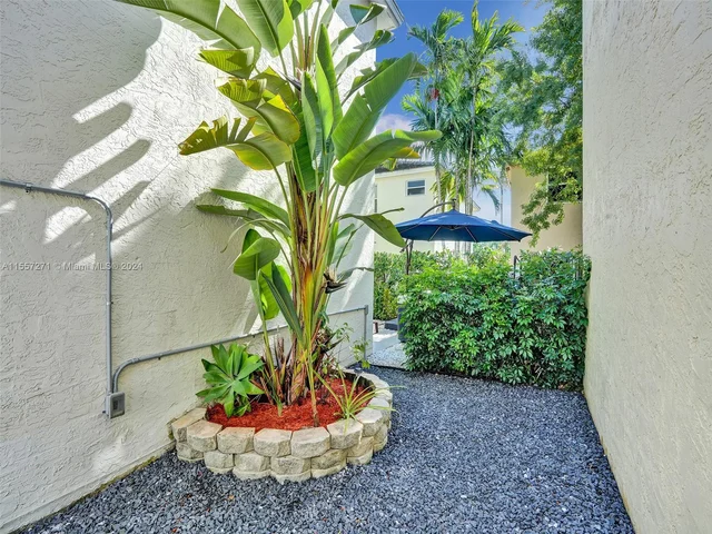 9841 NW 9th Ct, Plantation FL 33324