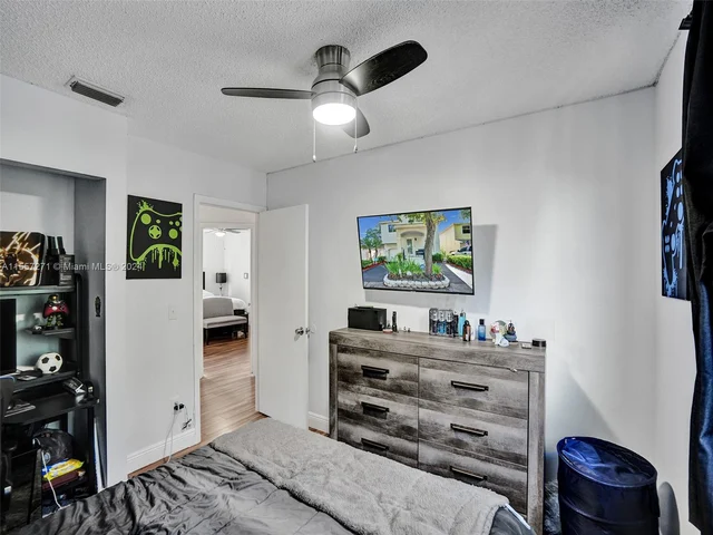 9841 NW 9th Ct, Plantation FL 33324