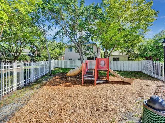 9841 NW 9th Ct, Plantation FL 33324