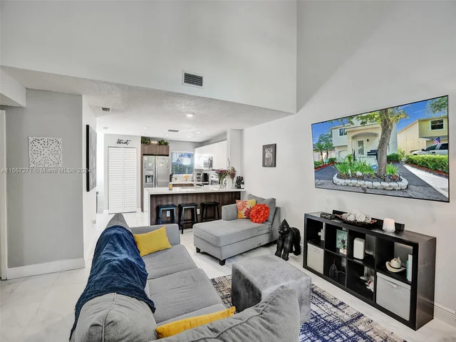 9841 NW 9th Ct, Plantation FL 33324