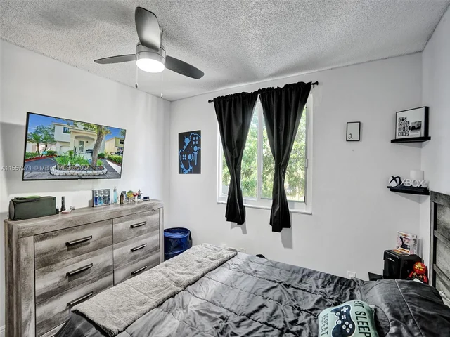 9841 NW 9th Ct, Plantation FL 33324