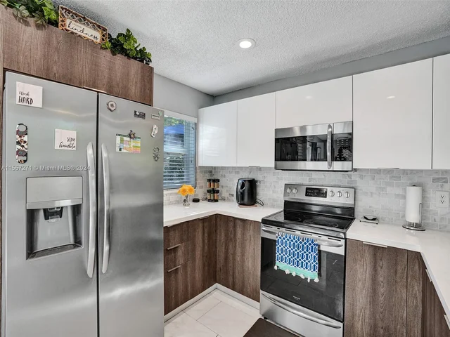 9841 NW 9th Ct, Plantation FL 33324