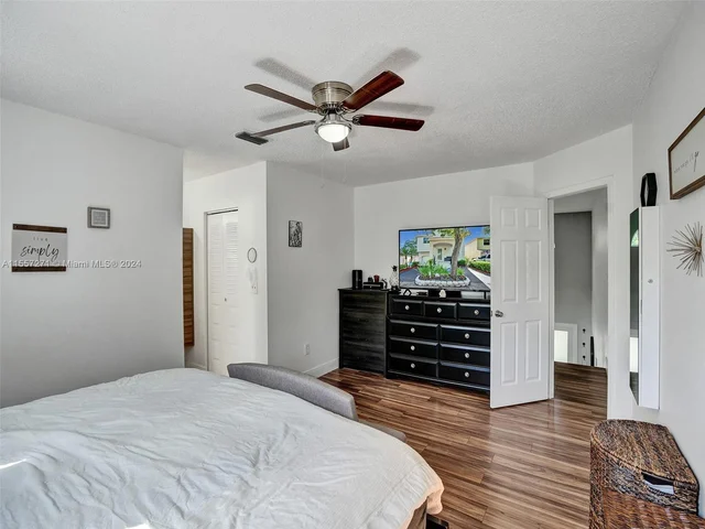 9841 NW 9th Ct, Plantation FL 33324