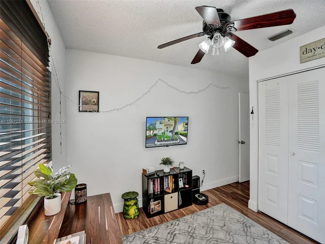 9841 NW 9th Ct, Plantation FL 33324