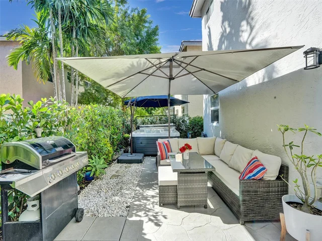 9841 NW 9th Ct, Plantation FL 33324