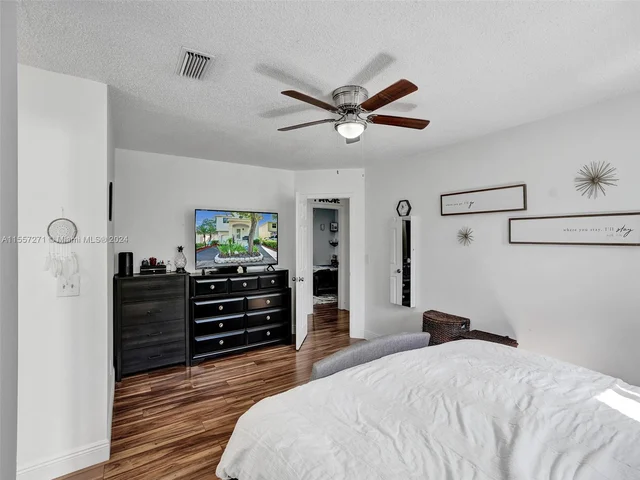 9841 NW 9th Ct, Plantation FL 33324