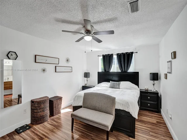 9841 NW 9th Ct, Plantation FL 33324