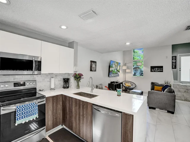 9841 NW 9th Ct, Plantation FL 33324