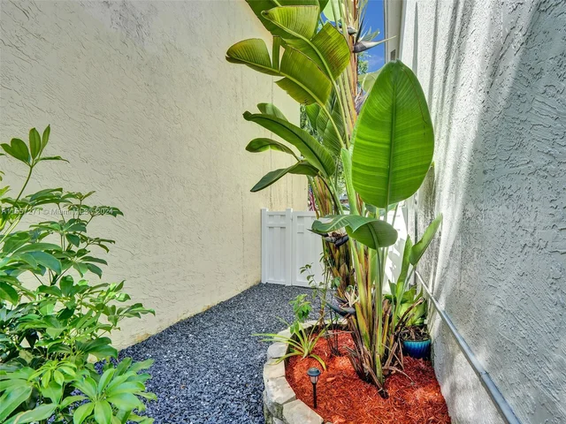 9841 NW 9th Ct, Plantation FL 33324