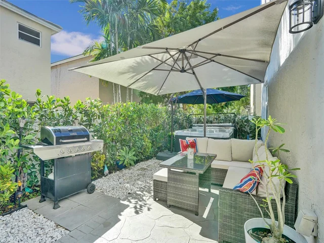 9841 NW 9th Ct, Plantation FL 33324