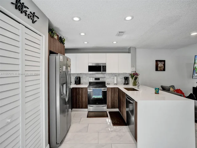 9841 NW 9th Ct, Plantation FL 33324