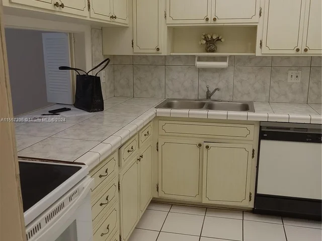 215 SE 3rd Ave # 203B, Hallandale Beach FL 33009