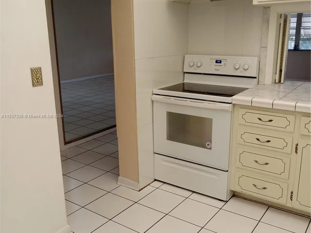 215 SE 3rd Ave # 203B, Hallandale Beach FL 33009