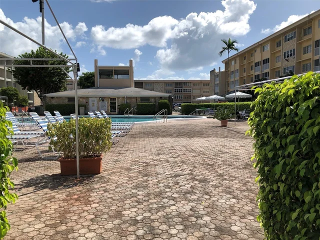 215 SE 3rd Ave # 203B, Hallandale Beach FL 33009