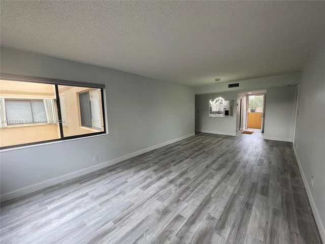 151 Lakeview Dr # 202, Weston FL 33326