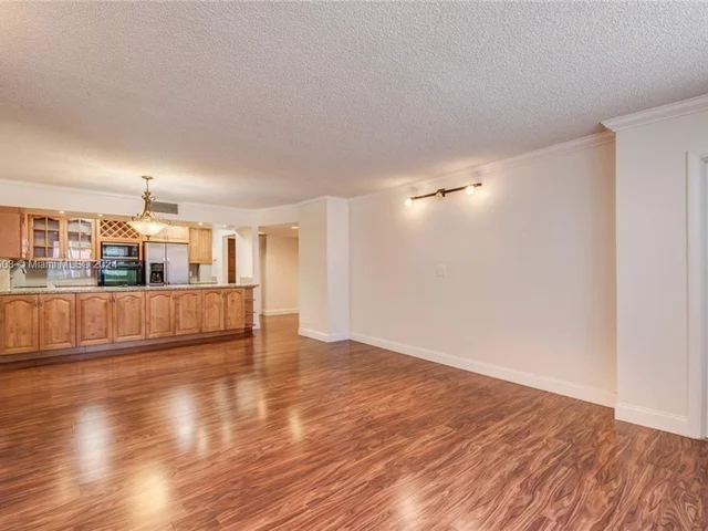 3800 N Hills Dr # 106, Hollywood FL 33021