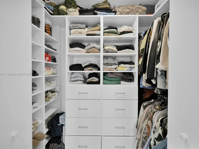 45 SW 9th St # 1906, Miami FL 33130