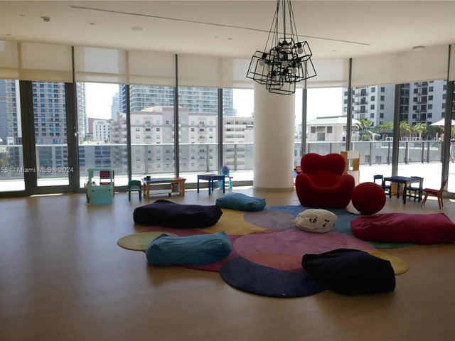 45 SW 9th St # 1906, Miami FL 33130