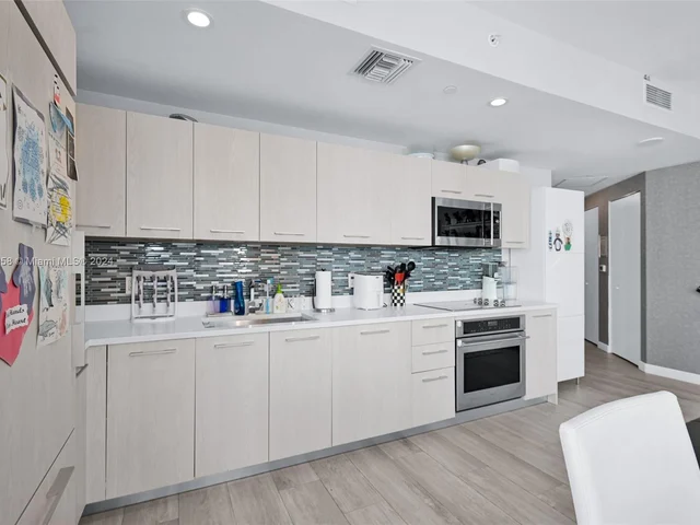 45 SW 9th St # 1906, Miami FL 33130