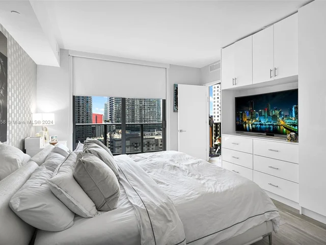 45 SW 9th St # 1906, Miami FL 33130