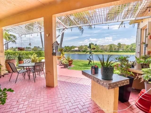 4074 W Whitewater Ave, Weston FL 33332