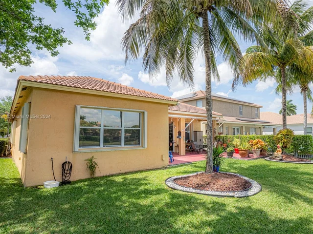 4074 W Whitewater Ave, Weston FL 33332