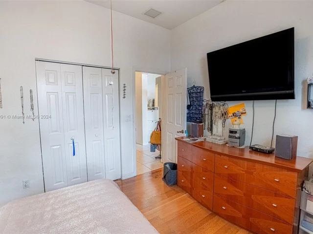 4074 W Whitewater Ave, Weston FL 33332