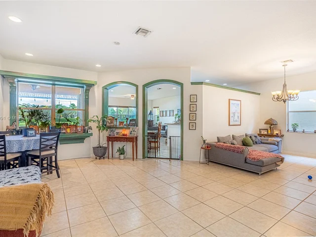 4074 W Whitewater Ave, Weston FL 33332