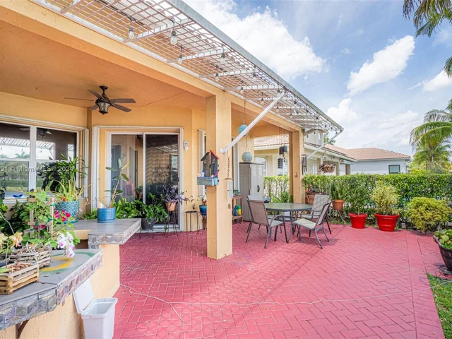 4074 W Whitewater Ave, Weston FL 33332