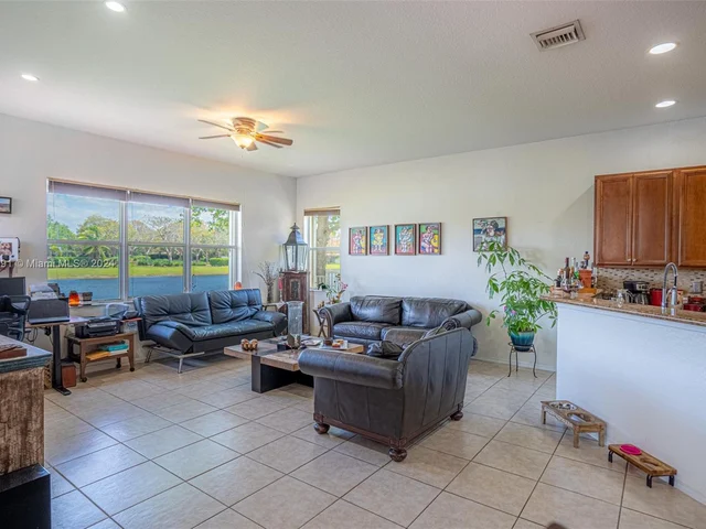 4074 W Whitewater Ave, Weston FL 33332