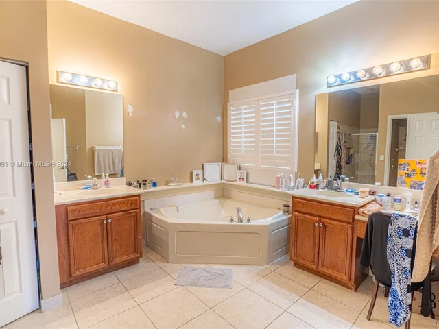 4074 W Whitewater Ave, Weston FL 33332