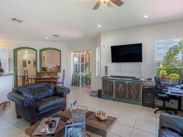 4074 W Whitewater Ave, Weston FL 33332