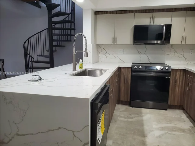 8350 Dundee Ter, Miami Lakes FL 33016