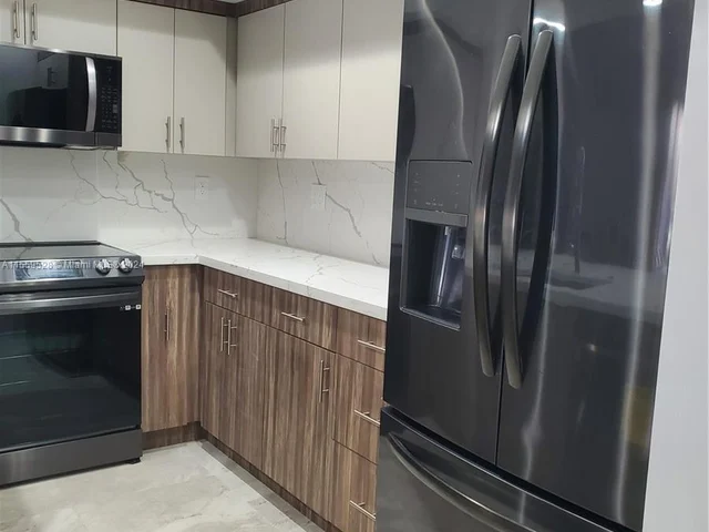 8350 Dundee Ter, Miami Lakes FL 33016