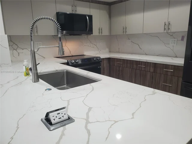 8350 Dundee Ter, Miami Lakes FL 33016